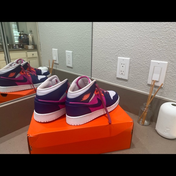 LIKE NEW AIR JORDANS WOMENS SIZE 8.5 - Picture 3 of 5